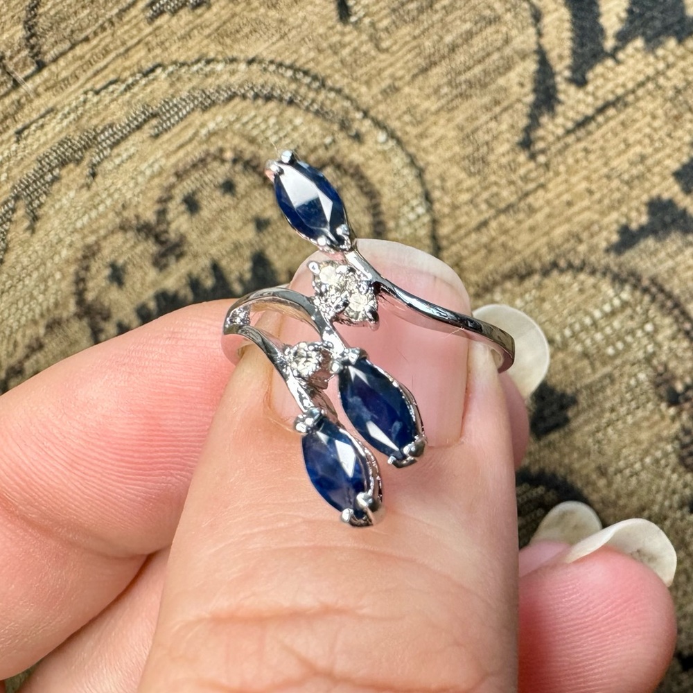 Vintage sterling silver sapphire and clear stones ring. - Picture 13 of 17